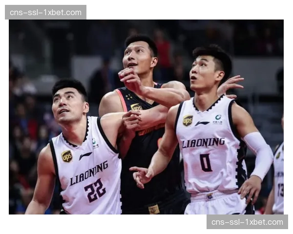 广东男篮3-1淘汰北京,易建联场边挥拳庆祝 广东男篮3-1淘汰北京,易建联场边挥拳庆祝